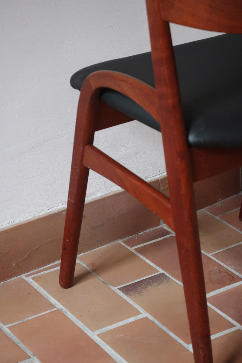 Paire de chaises danoises en teck avec accoudoirs et assises refaites en skaï noir, design années 1960.