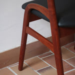 Paire de chaises danoises en teck avec accoudoirs et assises refaites en skaï noir, design années 1960.