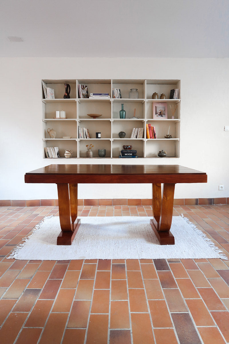 Table Art déco en bois massif avec piétement architectural, design européen des années 1940.