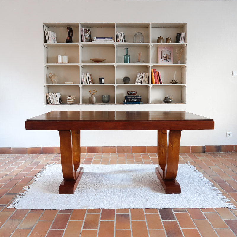 Table Art déco en bois massif avec piétement architectural, design européen des années 1940.