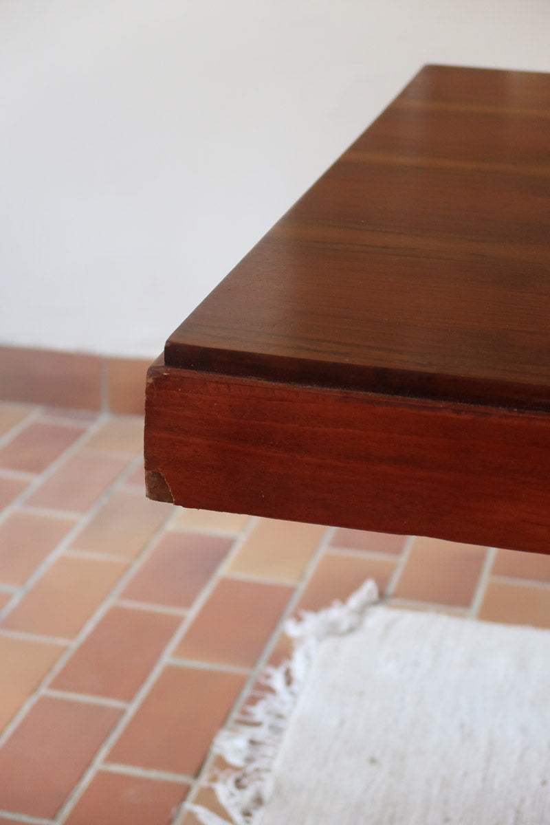 Table Art déco en bois massif avec piétement architectural, design européen des années 1940.