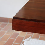 Table Art déco en bois massif avec piétement architectural, design européen des années 1940.