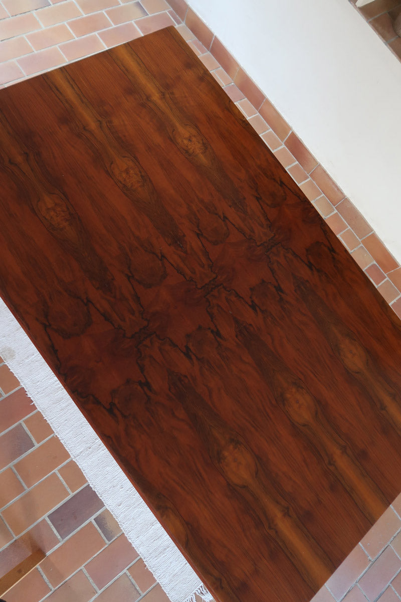 Table Art déco en bois massif avec piétement architectural, design européen des années 1940.