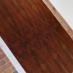 Table Art déco en bois massif avec piétement architectural, design européen des années 1940.