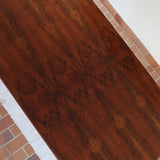 Table Art déco en bois massif avec piétement architectural, design européen des années 1940.