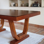 Table Art déco en bois massif avec piétement architectural, design européen des années 1940.