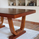 Table Art déco en bois massif avec piétement architectural, design européen des années 1940.