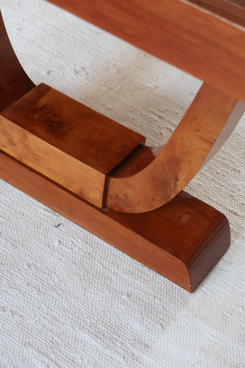Table Art déco en bois massif avec piétement architectural, design européen des années 1940.