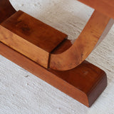 Table Art déco en bois massif avec piétement architectural, design européen des années 1940.