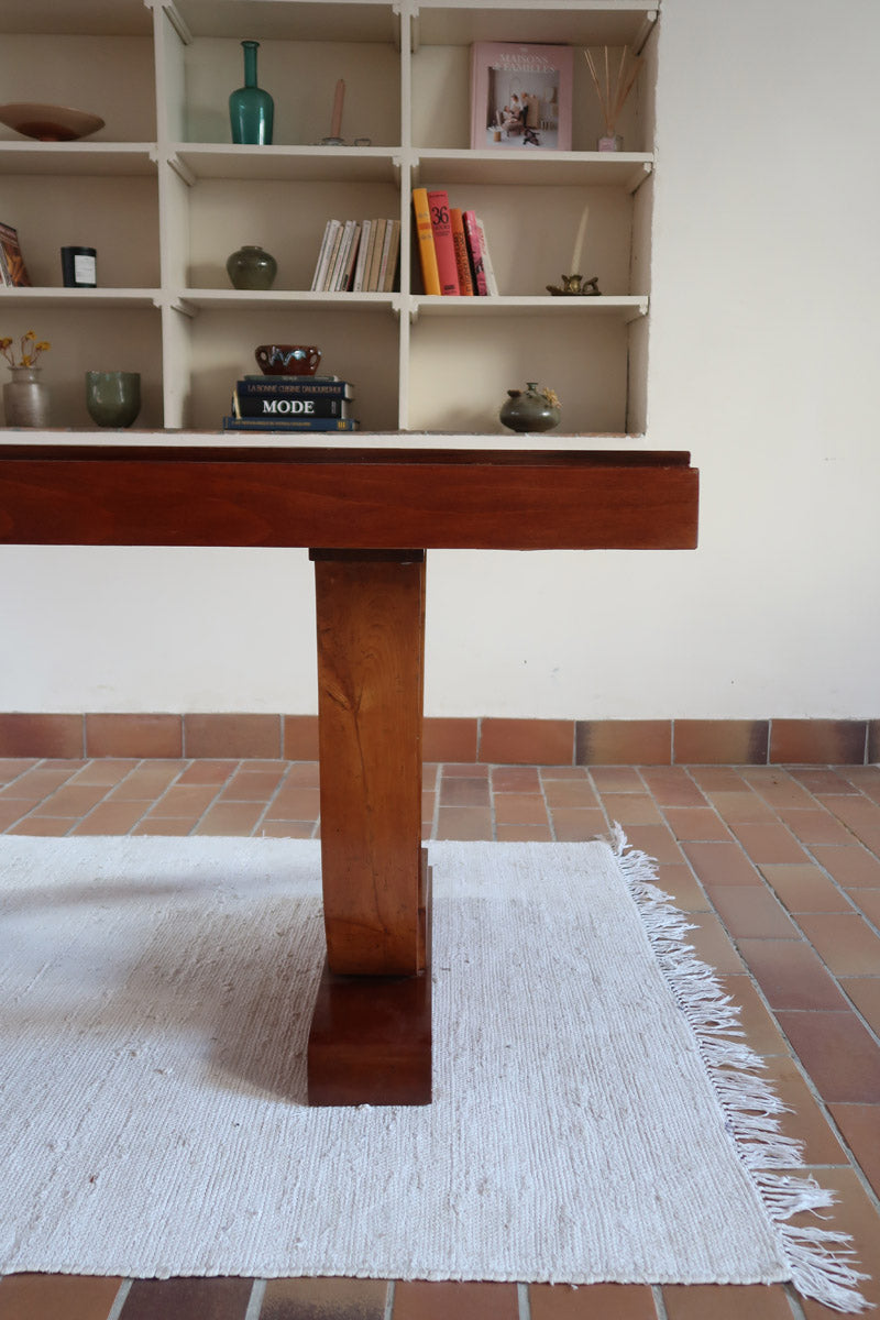 Table Art déco en bois massif avec piétement architectural, design européen des années 1940.