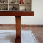 Table Art déco en bois massif avec piétement architectural, design européen des années 1940.