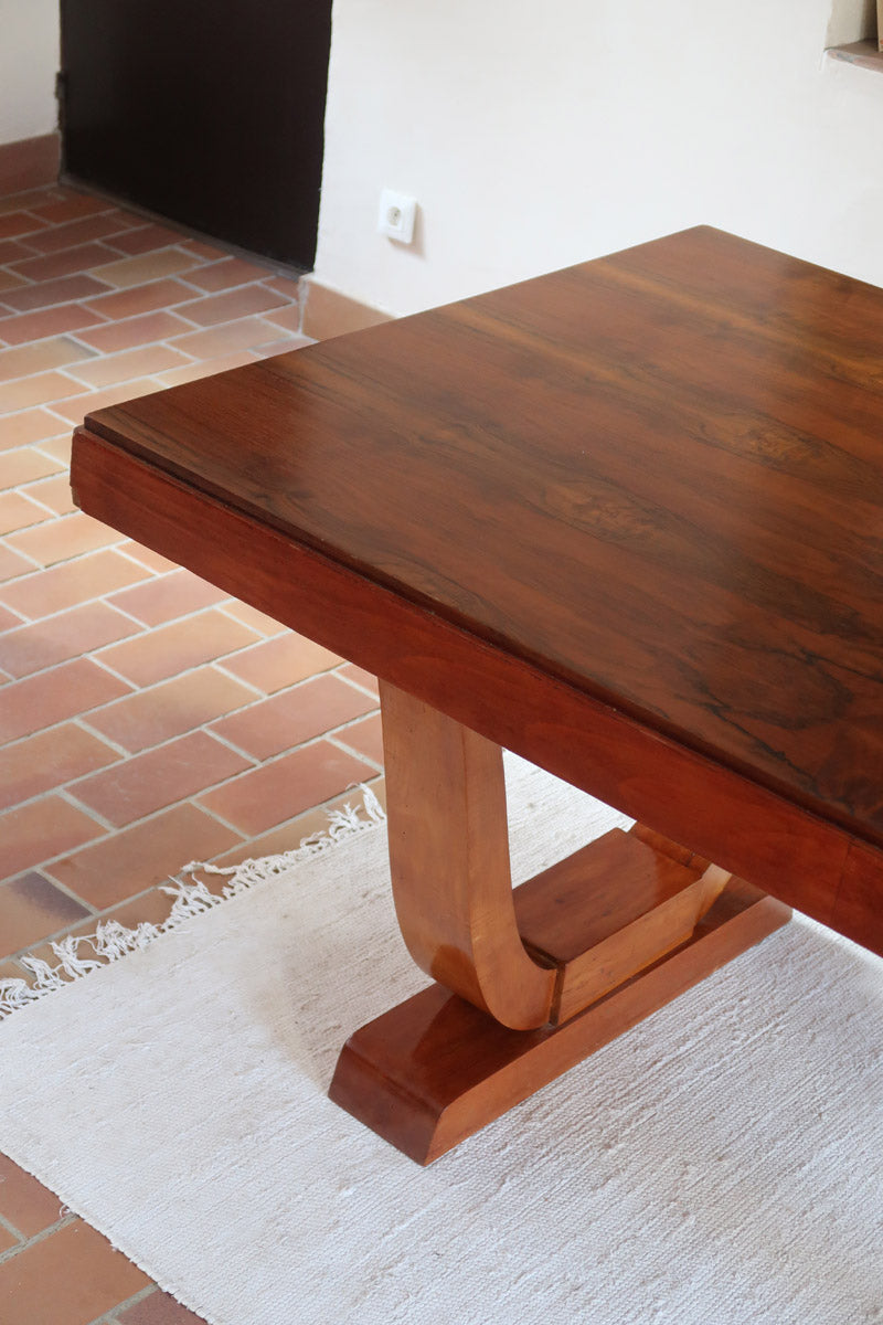 Table Art déco en bois massif avec piétement architectural, design européen des années 1940.