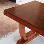 Table Art déco en bois massif avec piétement architectural, design européen des années 1940.