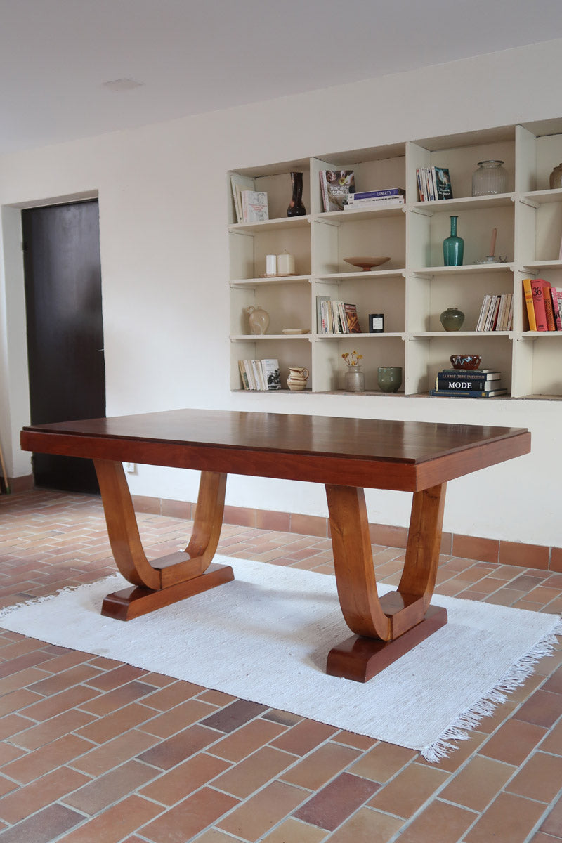 Table Art déco en bois massif avec piétement architectural, design européen des années 1940.