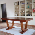 Table Art déco en bois massif avec piétement architectural, design européen des années 1940.