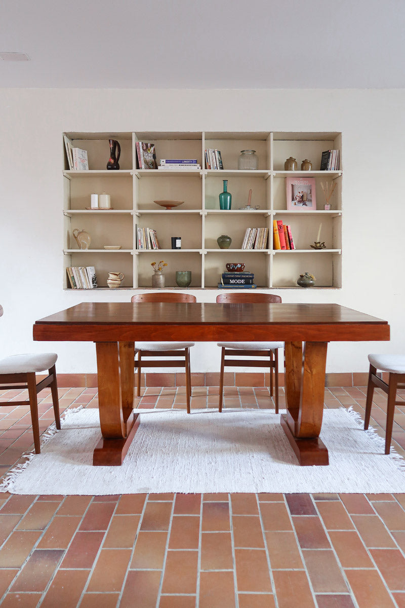 Table Art déco en bois massif avec piétement architectural, design européen des années 1940.