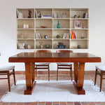 Table Art déco en bois massif avec piétement architectural, design européen des années 1940.