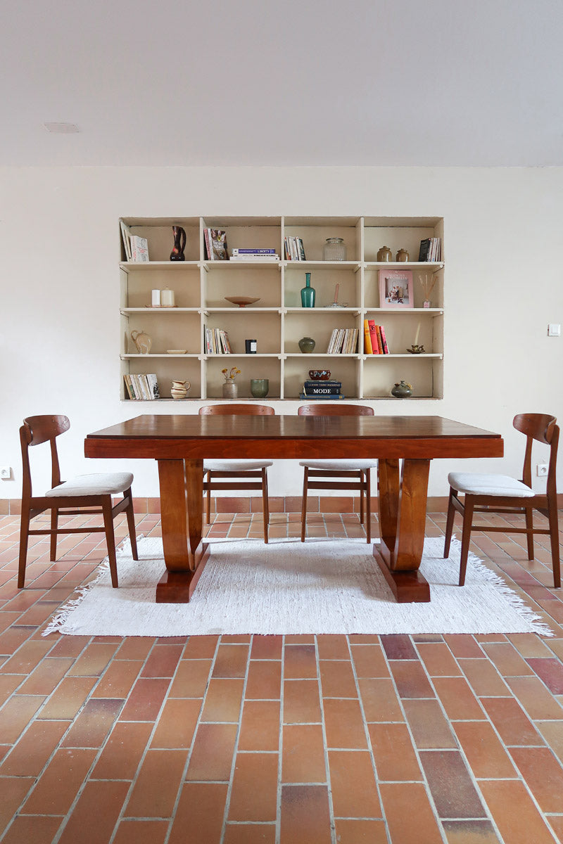 Table Art déco en bois massif avec piétement architectural, design européen des années 1940.