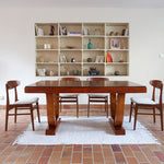 Table Art déco en bois massif avec piétement architectural, design européen des années 1940.