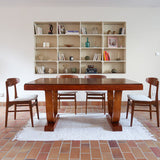 Table Art déco en bois massif avec piétement architectural, design européen des années 1940.