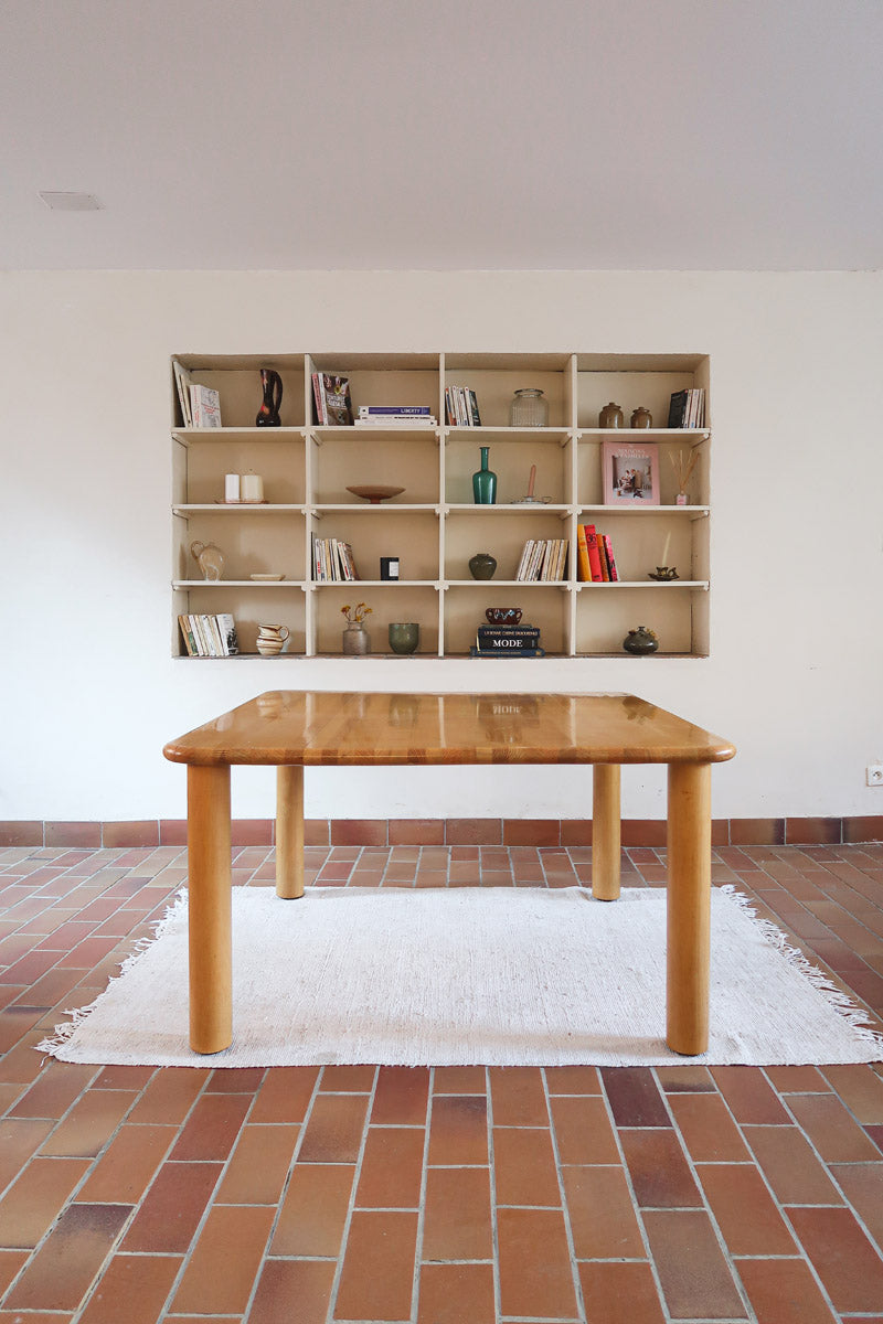 Table italienne en bois clair avec piétement cylindrique massif, design des années 1990.