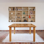 Table italienne en bois clair avec piétement cylindrique massif, design des années 1990.