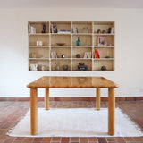 Table italienne en bois clair avec piétement cylindrique massif, design des années 1990.