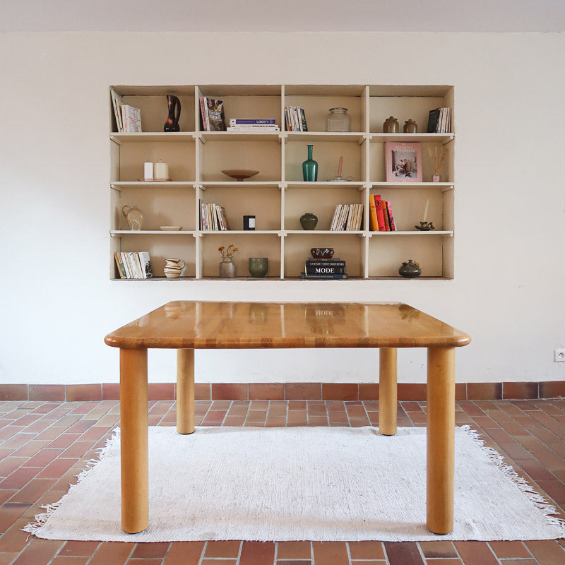 Table italienne en bois clair avec piétement cylindrique massif, design des années 1990.