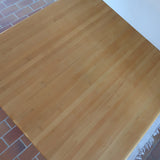 Table italienne en bois clair avec piétement cylindrique massif, design des années 1990.