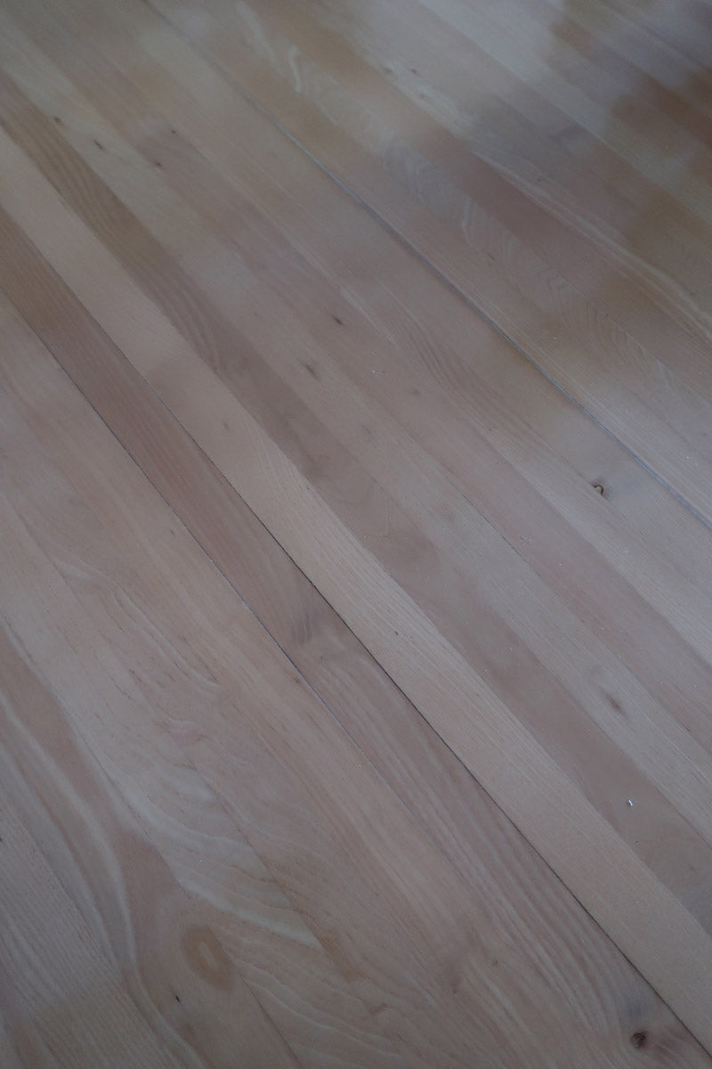 Table italienne en bois clair avec piétement cylindrique massif, design des années 1990.