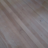 Table italienne en bois clair avec piétement cylindrique massif, design des années 1990.