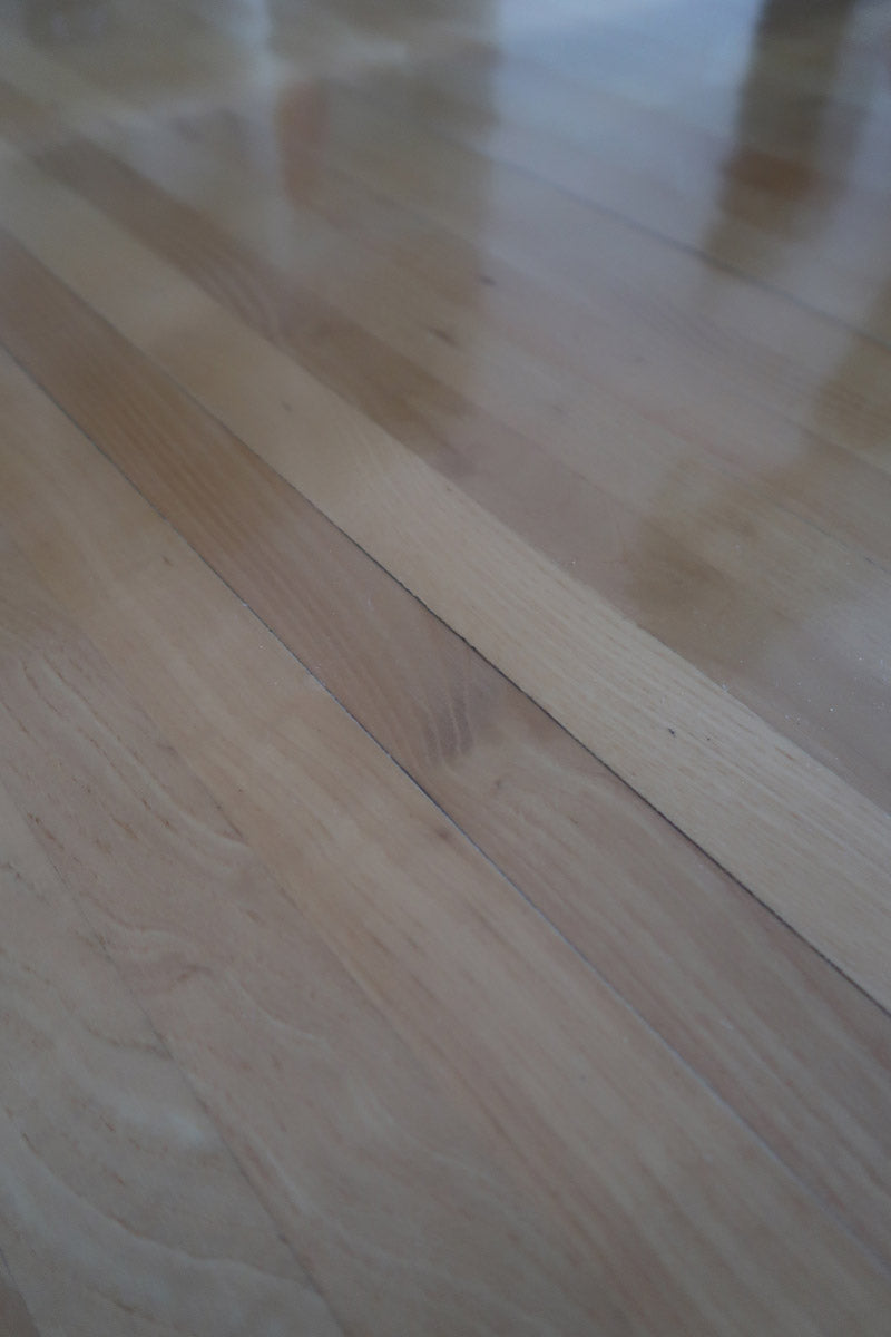 Table italienne en bois clair avec piétement cylindrique massif, design des années 1990.