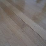 Table italienne en bois clair avec piétement cylindrique massif, design des années 1990.