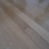 Table italienne en bois clair avec piétement cylindrique massif, design des années 1990.