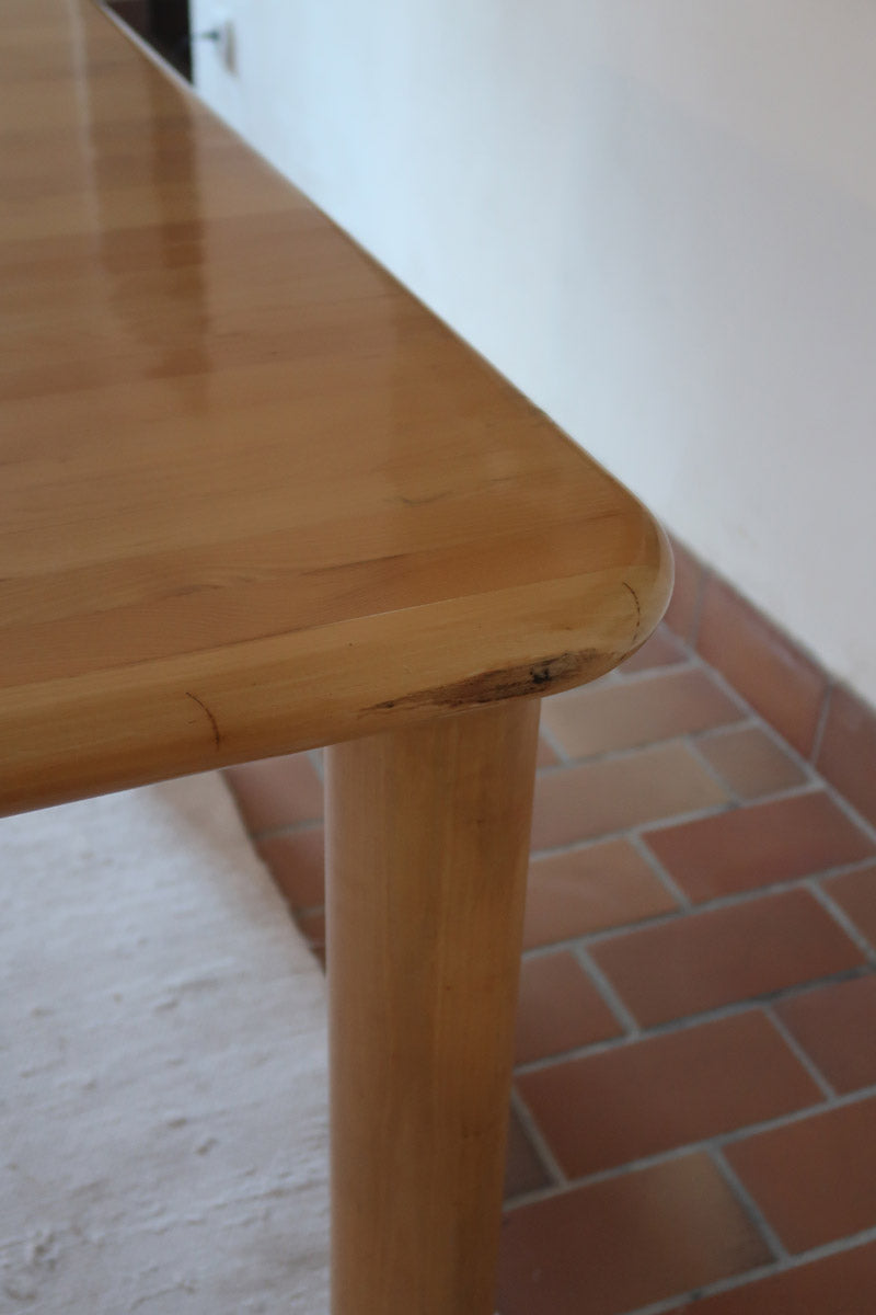 Table italienne en bois clair avec piétement cylindrique massif, design des années 1990.