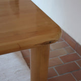 Table italienne en bois clair avec piétement cylindrique massif, design des années 1990.