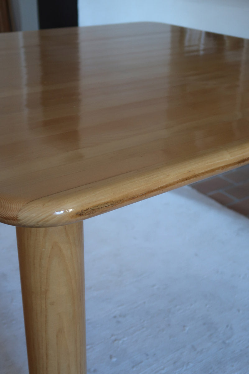 Table italienne en bois clair avec piétement cylindrique massif, design des années 1990.