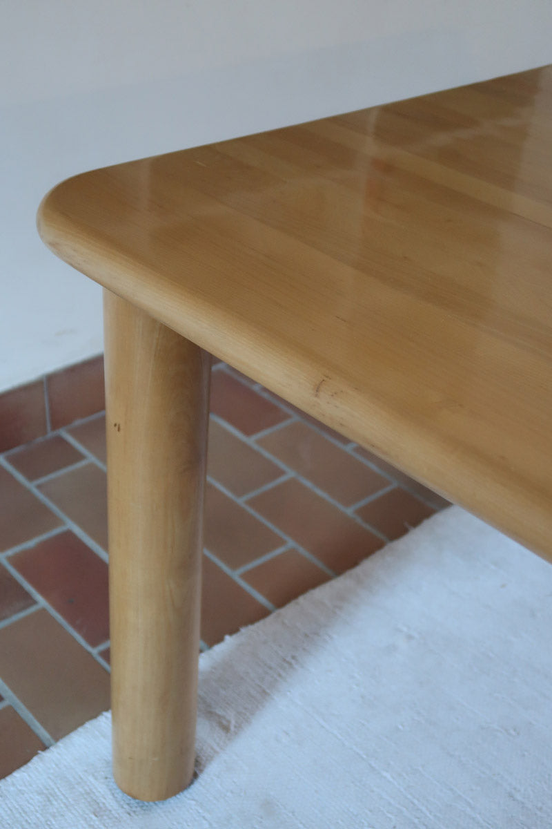 Table italienne en bois clair avec piétement cylindrique massif, design des années 1990.