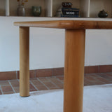 Table italienne en bois clair avec piétement cylindrique massif, design des années 1990.