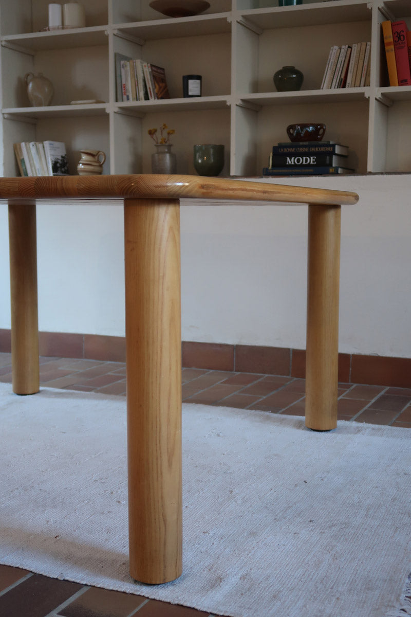 Table italienne en bois clair avec piétement cylindrique massif, design des années 1990.