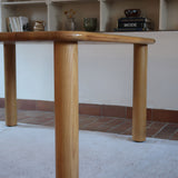 Table italienne en bois clair avec piétement cylindrique massif, design des années 1990.