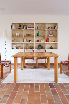 Table italienne en bois clair avec piétement cylindrique massif, design des années 1990.