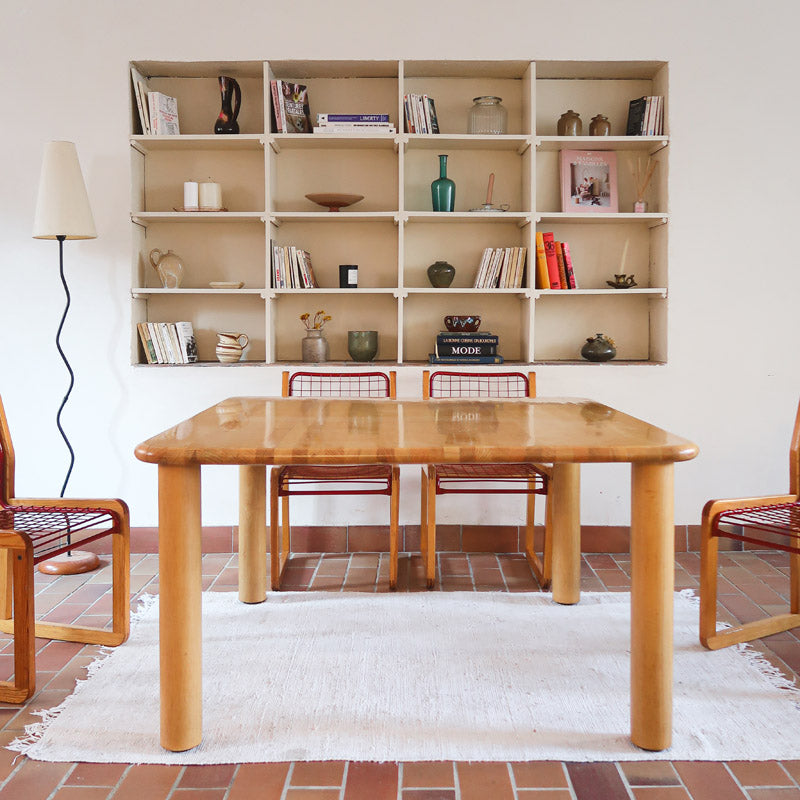 Table italienne en bois clair avec piétement cylindrique massif, design des années 1990.