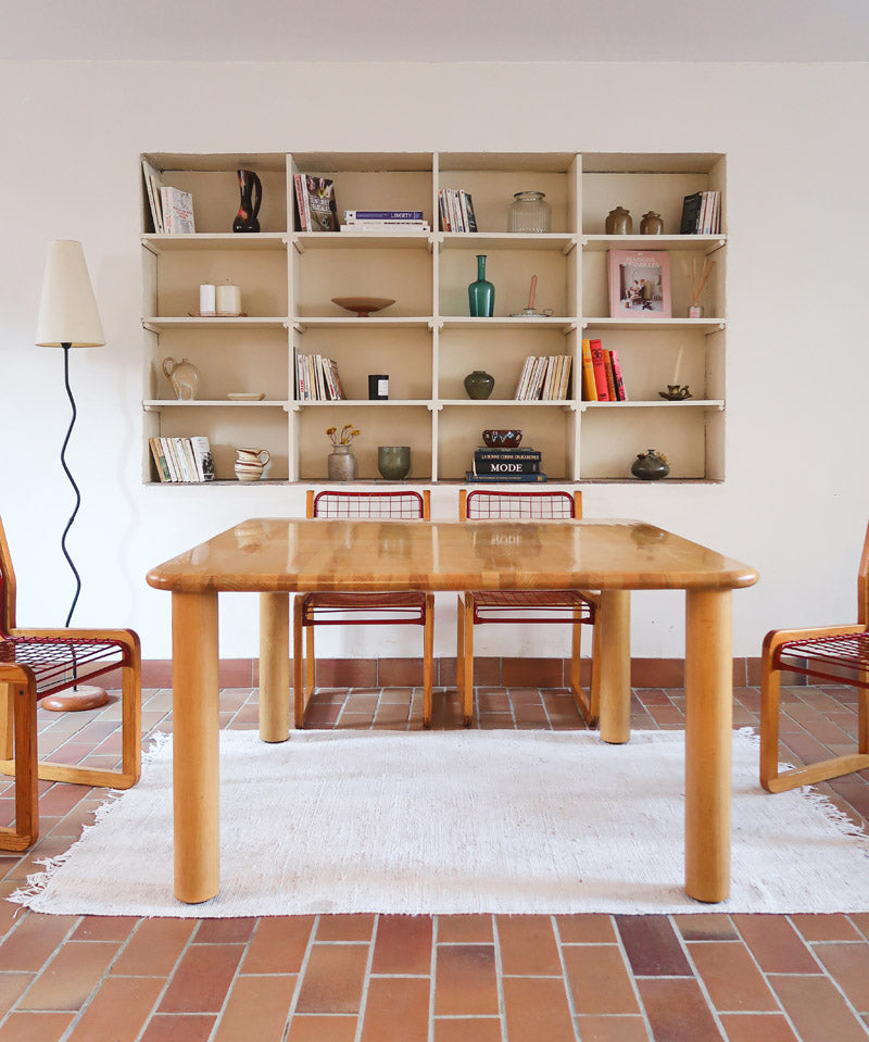 Table italienne en bois clair avec piétement cylindrique massif, design des années 1990.
