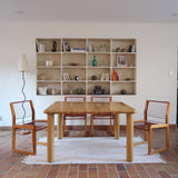 Table italienne en bois clair avec piétement cylindrique massif, design des années 1990.