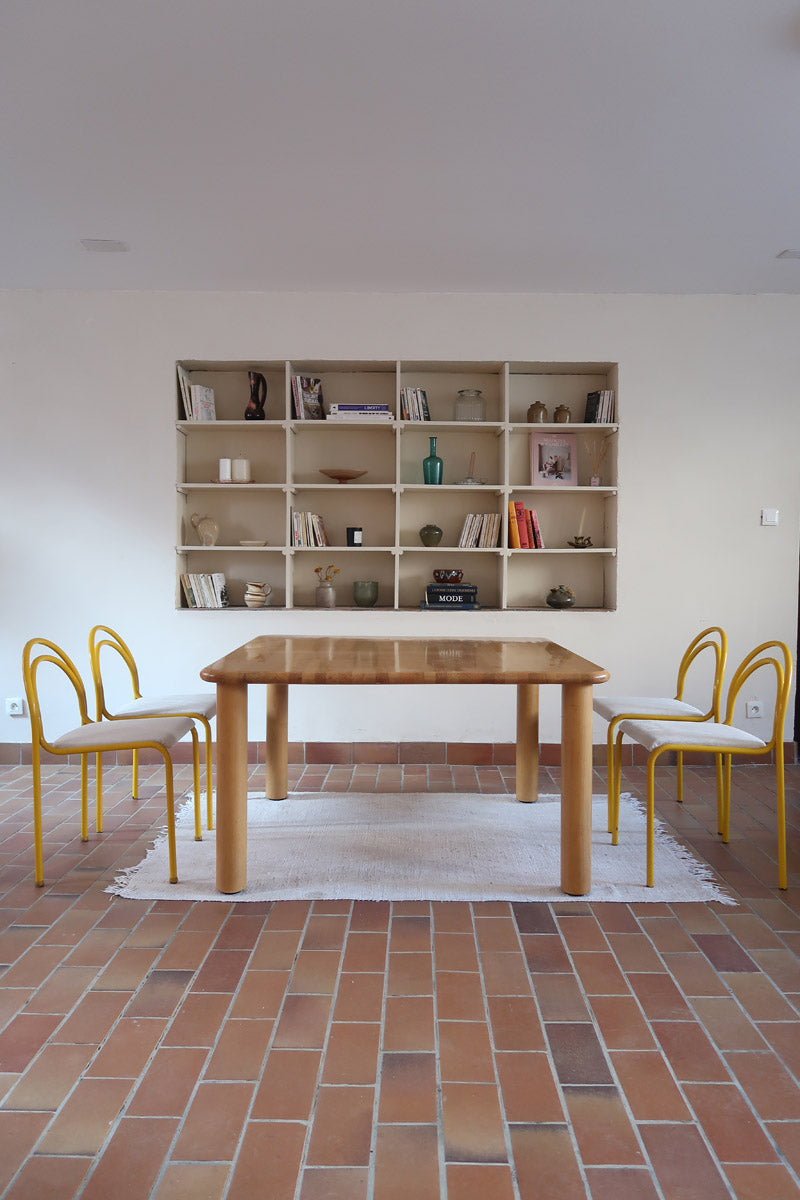 Table italienne en bois clair avec piétement cylindrique massif, design des années 1990.