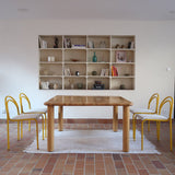 Table italienne en bois clair avec piétement cylindrique massif, design des années 1990.