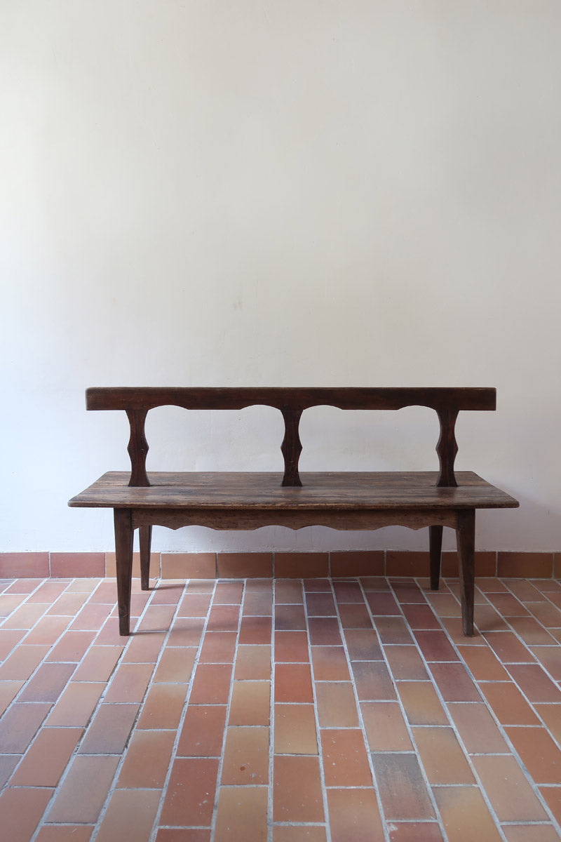 Banc rustique ancien bois massif chantourné, dossier ajouré montants festonnés, assise planche pleine patinée, mobilier vernaculaire français campagne