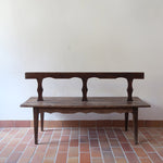 Banc rustique ancien bois massif chantourné, dossier ajouré montants festonnés, assise planche pleine patinée, mobilier vernaculaire français campagne