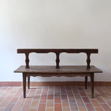 Banc rustique ancien bois massif chantourné, dossier ajouré montants festonnés, assise planche pleine patinée, mobilier vernaculaire français campagne